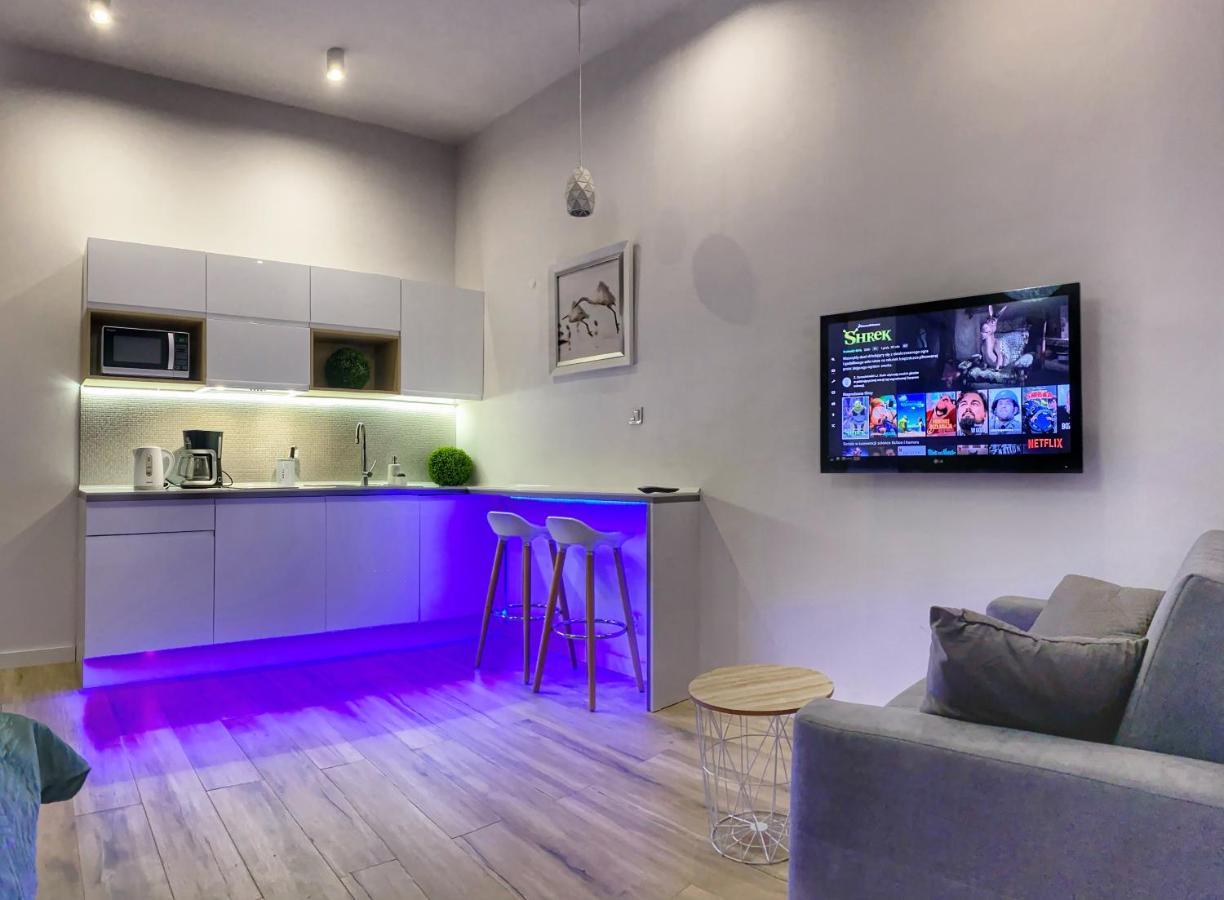 Bialy Z Jacuzzi Apartment
