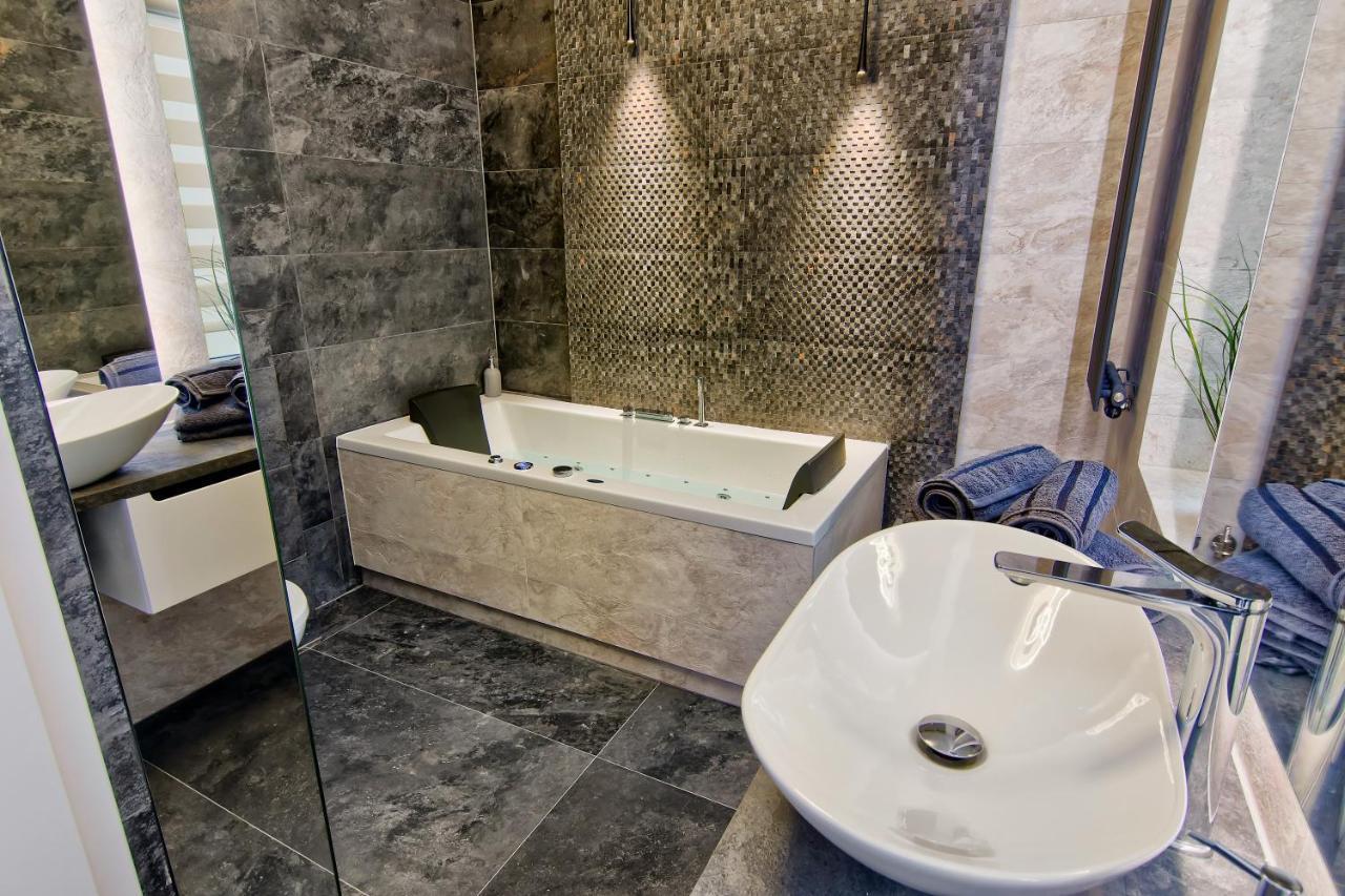 Bialy Z Jacuzzi Apartment
