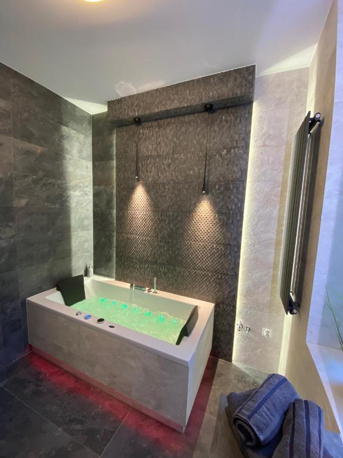 Apartment Bialy Z Jacuzzi