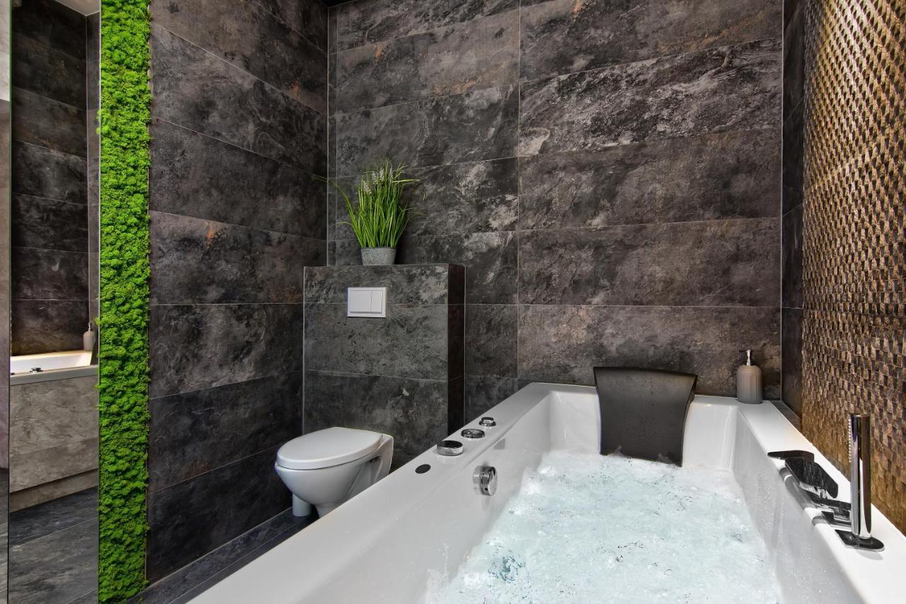 Bialy Z Jacuzzi
