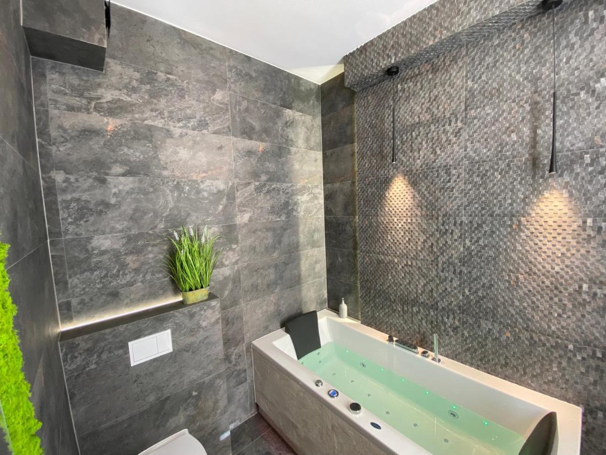 Bialy Z Jacuzzi Apartment Krakow